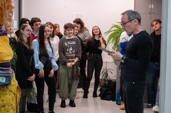 Meghámozva kiállítás megnyitó a Delta Galériában